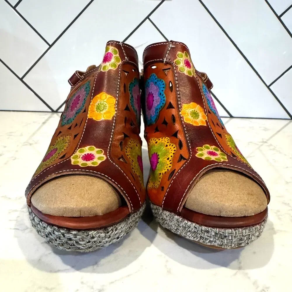L'Artiste Spring Step Belen leather sandals sz 10 bright hand-painted flowers
